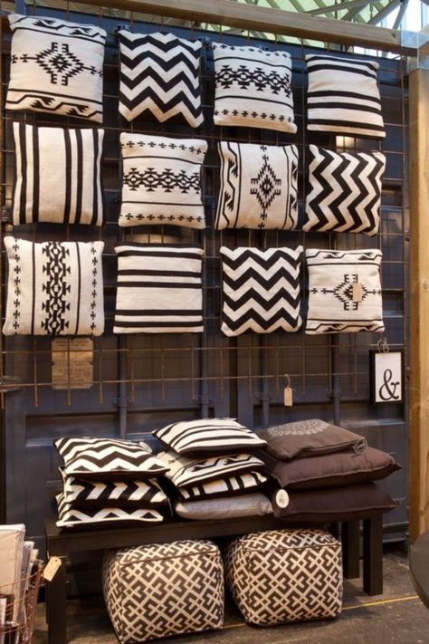 Fair Stand, African Interior Design, African Interior, Black And White Pillows, African Home Decor, Cute Dorm Rooms, Bantal Sofa, Home Decoration Ideas, African Decor