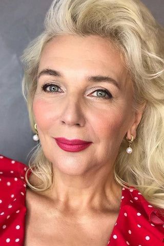 Makeup For Over 60, Mother Of Bride Makeup, Makeup Over 50, Makeup Tips For Older Women, Makeup For Older Women, Old Makeup, Lipstick Shade, Older Women Fashion, Colored Eyeliner