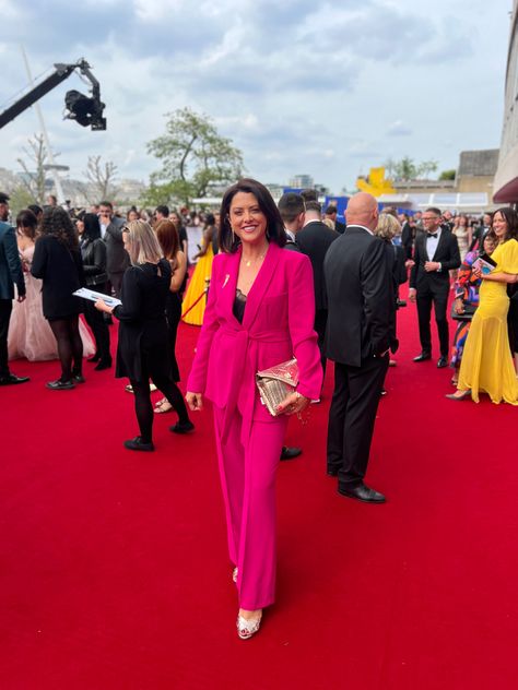 Red carpet style - impact colour with top to toe vibrant hot pink Zara suit. Gold accesories, black lace camisole and Butler and Wilson Jewellery Hot Pink Suit, Zara Suit, Black Lace Camisole, Zara Suits, Red Carpet Style, Back To Reality, Glam Squad, Pink Suit, Lace Camisole