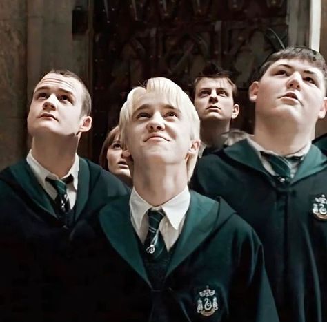 Crabbe And Goyle, Drako Malfoy, Draco Malfoy Hot, Draco Malfoy Imagines, Tapeta Harry Potter, Draco Malfoy Aesthetic, Buku Harry Potter, Harry Potter Icons, Tom Felton Draco Malfoy