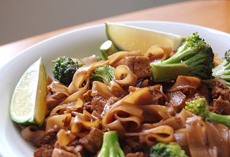 Pad See-Ew Egg Broccoli, Pad See Ew, Wok Recipes, Noodle Dishes, Asian Dishes, Main Meals, Vegetarian Dishes, Food For Thought, Main Course