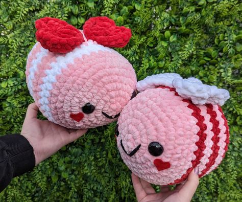 All my adorable crochet Valentine's Day amigurumi crochet plushies are now available! Wings Crochet, Bee Heart, Crochet Plushie, Crochet Bee, Easy Crochet Projects, Valentines Crochet, Yarn Tail, Crochet Pillow, Embroidery Craft