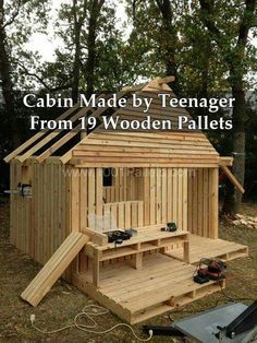 Chalet Casa In Pallet, Pallet Cabin, Pallet Kids, Pallet Playhouse, Wooden Pallet Crafts, Wooden Shed, Pallet Building, Pallet Shed, Build A Playhouse