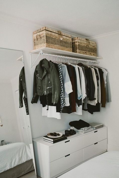 Minimalist Walk In Closet, Bedroom With No Closet Ideas, No Closet Bedroom, Apartment Walk In Closet, Open Closet In Bedroom, Modern Small Closet, Closet Decluttering, Diy Kast, Basic Closet