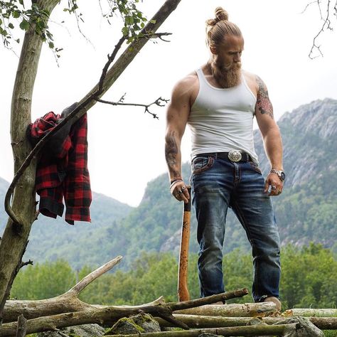 23 Bearded Men Who Could Put Vikings to Shame Beard Styles Long Hair, Hot Viking Men, Thor Rosland, Modern Viking Men, Rugged Handsome Men, Big Beards Men, Scandinavian Men, Hot Scottish Men, Viking Warrior Men