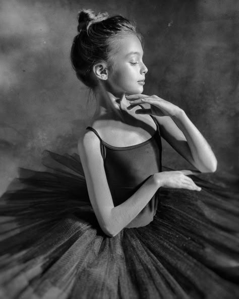 Outdoor Ballet Photography, Ballerina Photography, Ballerina Poses, Dance Photo Shoot, Dance Picture Poses, Baby Ballet, Dancer Photography, Dancer Poses, Ballet Studio