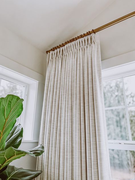 Thick Curtains Living Room, Curtains Guest Bedroom, Pinched Pleat Curtains, French Window Curtains Ideas, Drapes On Sliding Glass Doors, White Walls With Curtains, Formal Living Room Curtains, Pinch Pleat Linen Curtains, White Pinch Pleat Curtains