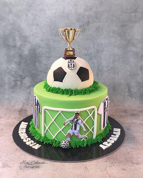 Fudbal Torta, Soccer Cake Ideas, Football Pitch Cake, Football Party Cake, Cake Football, Football Themed Cakes, Soccer Party Decorations, Football Cakes, Soccer Ball Cake