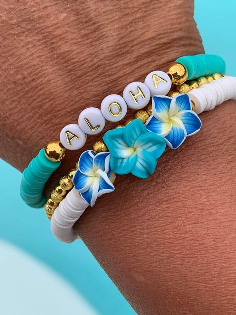 Beach Themed Clay Bracelet, Summer Bracelet Inspo Beads, Clay Bead Bracelet Ideas Hawaii, Surf Bracelets Diy, Summer Bracelets Beads Ideas, Hawaii Bracelet Ideas, Hawaiian Clay Bead Bracelets, Beachy Clay Bracelets, Coconut Girl Aesthetic Bracelets