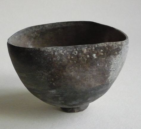 Porcelain chawan Sculptures Céramiques, Keramik Design, Black Clay, Japanese Pottery, Porcelain Bowl, Japanese Ceramics, Pottery Designs, Ceramic Vessel, Tea Bowls