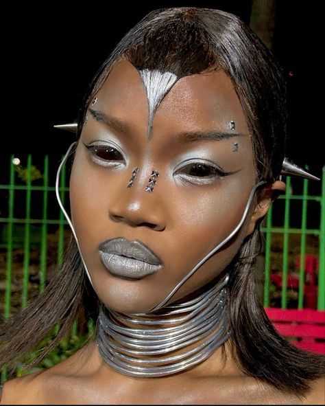 Alien Makeup Editorial, Alien Costume Women Makeup, Alien Costume Makeup, Alien Makeup Halloween, Alien Costume Women, Alien Core, Alien Halloween Makeup, Futuristic Makeup, Alien Makeup