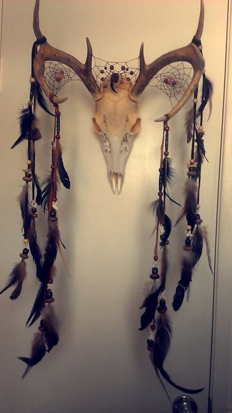 Another deer skull dream catcher. I made this one for a friends wedding. Everything on it is natural stones, bone, or wood.&nbsp; Skull Dream Catcher, Dreams Catcher, Atrapasueños Diy, Antler Crafts, Tapeta Harry Potter, Antler Art, Dream Catcher Craft, Animal Skull, Bone Crafts