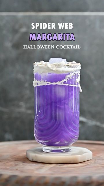 Margarita Cocktails, Frozen Cocktail Recipes, Purple Drinks, Halloween Cocktail, Drink Garnishing, Smoothie Drink Recipes, Diy Drinks, Easy Drink Recipes, Halloween Cocktails