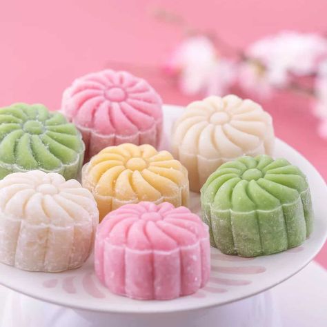 A Chinese Christmas cake recipe.Snow Skin Mooncakes have become very popular. Known as Bing Pi Yue Bing/冰皮 in Chinese, snow Skin Mooncake is believed to have originated in Hong Kong (although some argue that it’s from Singapore). It has become increasingly popular in Chinese bakeries, as well as in family kitchens thanks to its diverse appearance and simple cooking procedure. Chewy mochi is wrapped around sweet fillings, as opposed to traditional pastry. Try our recipe! Chinese Pastries Recipe, Chinese Sweets Desserts, Traditional Chinese Sweets, Snow Skin Moon Cake, Chinese Sweets, Menu Photography, Chinese Deserts, Chinese Bakery, Chinese Moon Cake