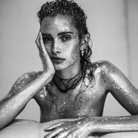 Lina Tesch Glitter Photo Shoots, New Year Photoshoot, Natural Beauty Photography, Weekend Photography, Shooting Studio, Glitter Photography, Retouching Photoshop, Studio Portrait Photography, Instagram Add