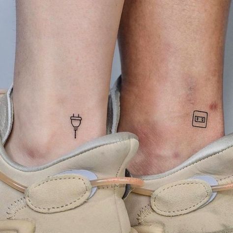 Make it pleasant for your beloved or dear person and suggest him a soulmate matching couple tattoo. Choose one of the 60+ ideas we have listed in our article. Tato Rose, Tato Snake, Tato Star, Tato Set, Couple Tato, Tattoo Simplistic, Tato Simple, Simple Tato, Simplistic Tattoo