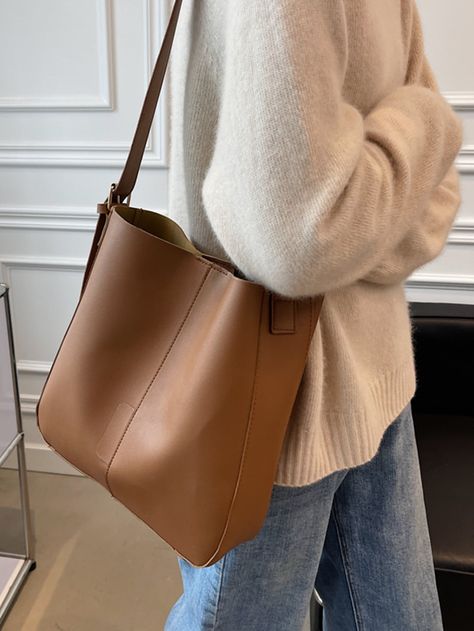 Bucket Bag Aesthetic, Brown Bucket Bag, Brown Handbag Outfit, Hand Bag Aesthetic, Carteras Aesthetic, Backpack Outfits, Bucket Bag Outfit, Bucket Bags Outfit, Classy Bags