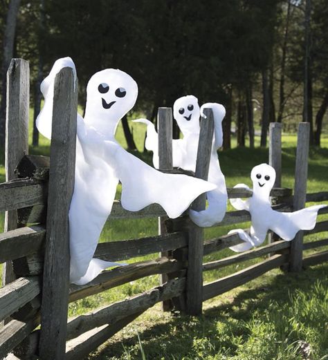 30+ Spooky Ideas to Decorate Front Gate, Fence for Halloween 2020 Halloween Fence, Spooky Eyes, Halloween Ghost Decorations, Ghost Decoration, Front Gates, Boo Ghost, Fence Decor, Friendly Ghost, Very Scary