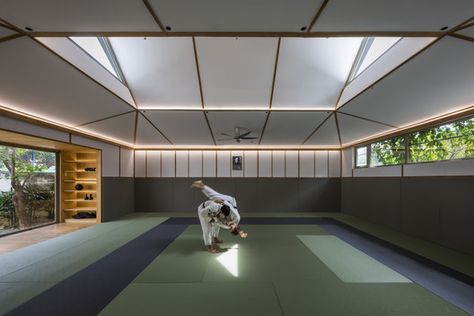 DOJO Saigon / T3 ARCHITECTS Japanese Dojo, Dojo Design, Dojo Ideas, Martial Arts Gym, Karate Dojo, Dream Gym, Gym Room At Home, Martial Arts School, Saigon Vietnam