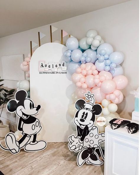 Disney World Decorations Party, Classic Disney Theme Party, Disney Theme One Year Old Birthday, Disney Theme Bday Party, Disneyland 30th Birthday, Vintage Minnie Birthday Party, Classy Disney Birthday Party, Disney World Bday Party, Disneyland 2nd Birthday Theme