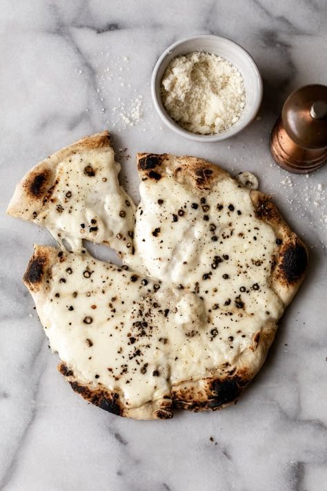 Cacio e Pepe Pizza - Cooking with Cocktail Rings Truffle Pizza, Pizza Cooking, Pizza Vegetariana, Pizza Vegana, Parmesan Cream Sauce, Idee Pasto, Homemade Pizza Dough, Cracked Pepper, Fresh Mozzarella