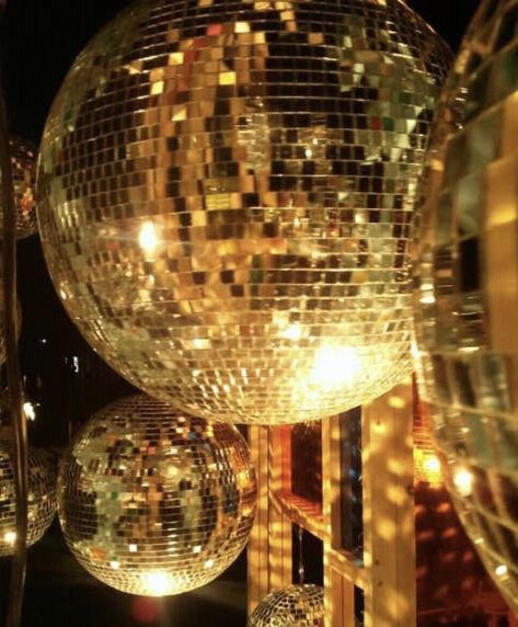 Golden Brunette, Photographie Indie, Ball Aesthetic, Serena Van Der Woodsen, Golden Birthday, Gold Girl, Gold Aesthetic, Mirror Ball, Disco Balls