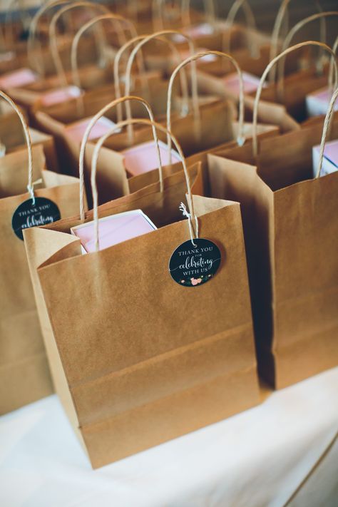 Brown Bag Favor Bags with Personalized Gift Tags Paperbag Gift Bags Ideas, Paperbag Decoration Ideas, Brown Bag Gift Bags, Gift Paper Bags Ideas, Store Packaging Ideas, Paper Bag Gift Ideas, Brown Paper Bag Gift Bags, Paper Bag Packaging Ideas, Brown Paper Bag Packaging