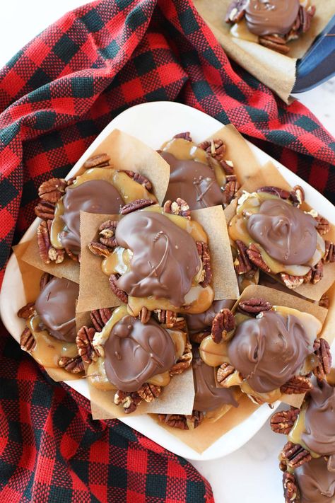 Turtle Candy Recipe, Homemade Turtle Candy, Pecan Turtles Recipe, Chocolate Chip Pizza, Turtle Candy, Homemade Turtles, Chocolate Pecans, Turtles Candy, Easy Candy Recipes