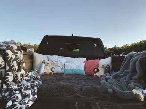 Drive in movie Truck Drive In Movie Date, Drive In Truck Bed Ideas, Drive In Movie Truck Bed, Drive Thru Movie Date, Truck Bed Drive In Movie, Drive In Movie Date Truck, Aesthetic Truck, Drive In Movie Date, Drive Thru Movie