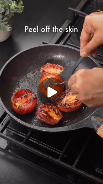 Roasted Tomatoes And Garlic, Jitendra Kumar, Tomato Chutney Recipe, Poha Recipe, Malay Food, Breakfast Eggs, Tomato Chutney, Chutney Recipe, Chutney Recipes