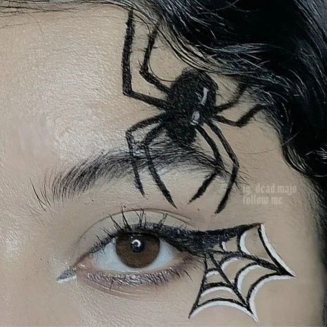 Spider Halloween Face Paint, Halloween Face Paint Spider, Spiderman Makeup Ideas, Spider On Face Makeup, Horror Face Painting, Spider Face Makeup, Face Paint Spider, Spiderman Makeup Looks, Spider Makeup Looks