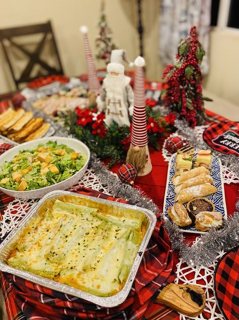 Christmas Dinner Spread Food, Christmas Feast Table Food, Holiday Spread Christmas Parties, Christmas Dinner Buffet Table, Christmas Spread Table, Christmas Feast Table, Christmas Dinner Table Food, Christmas Village Dinner Table, Table Spread