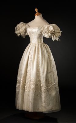 Ball gown of ivory organdie, satin, and chiffon. C. 1830. Via Pinterest. #fashionhistory #romantic #1830s #ballgown #prettydress #ivorydress #19thcentury #whitedress #researchingtheromance 1830s Dress, 19th Century Dress, Victorian Era Dresses, Gaun Abad Pertengahan, 1830s Fashion, 1800s Fashion, Period Dress, Dress History, Regency Fashion