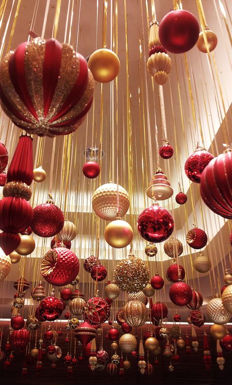 Christmas Celin Decorations, Ceiling Decorations For Christmas, Christmas Event Decorations, Restaurant Christmas Decor Ideas, Christmas Ceiling Decor, Christmas Decorations Ceiling, Ceiling Christmas Decor, Christmas Ceiling Decorations Ideas, Christmas Event Decor