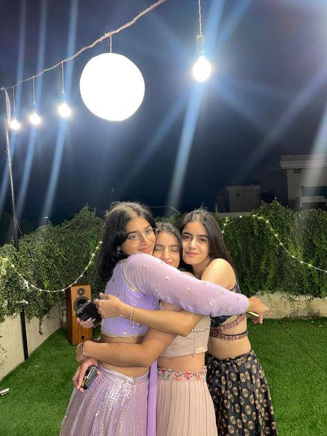 Indian Sisters Aesthetic, Friends Desi Aesthetic, Best Friend Poses Aesthetic Traditional, Desi Cousin Aesthetic, Desi Aesthetic With Friends, Indian Cousins Aesthetic, Traditional Poses With Friends, Desi Poses With Friends, Desi Friends Photoshoot Ideas