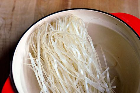 Cooking Basics: How to Cook Rice Noodles Noodle Salad Cold, Rice Noodle Recipes, Wheat Noodles, Chinese Vegetables, Cook Rice, Arroz Frito, Perfect Rice, Rice Noodle, Spicy Shrimp