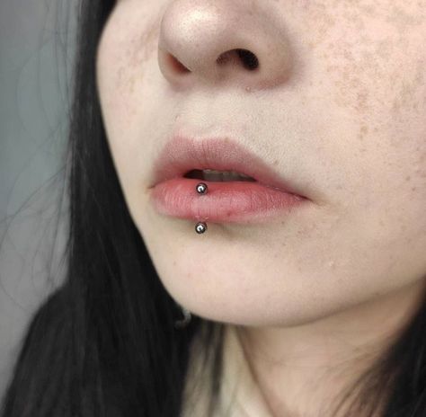 Vertical Labret Piercing Aesthetic, Labret Vertical, Vertical Labret Piercing, Vertical Labret, Labret Piercing, E Tattoo, Body Modifications, Body Mods, Cute Earrings