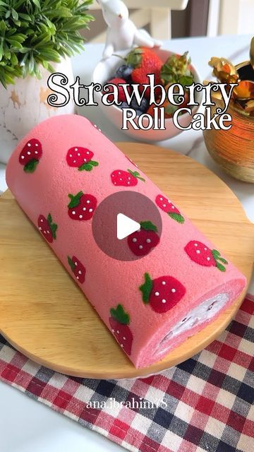 Strawberry Swiss Roll, Strawberry Roll, Roll Cake Recipe, Strawberry Roll Cake, Swiss Cake, Swiss Roll Cake, Sweet Treats Desserts, Cream Puff, Homemade Cake Recipes