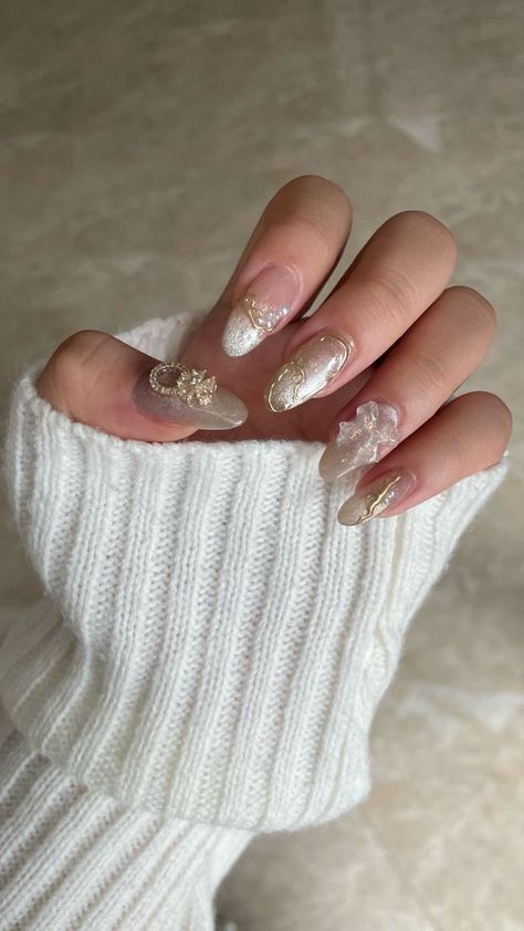 Nail With Pearls Nailart, Gold Silver Nail Art, Golden And Silver Nails, Golden Silver Nails, White Silver And Gold Nails, White Gold Silver Nails, Gold Nails With Pearls, Cat Eye Almond Nails Designs, Cat Eye Nails With Charms