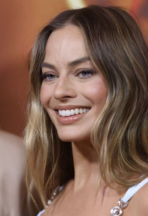 Light Brown Hair Celebrities, Margo Robbie Brown Hair, Neutral Dark Blonde Hair, Dark Blonde Lowlights, Margot Robbie Hair, Best Blonde Hair, Beige Blond, Hair Change, Blonde Hair Transformations