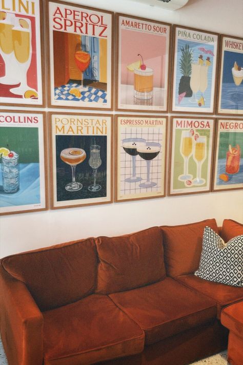 Retro Couch, Office Redesign, Retro Room Decor, Living Room Posters, City Bedroom, Retro Living Room, Cream Room, Retro Lounge, Cafe Wall Art