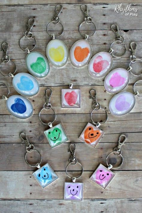 Thumbprint Mothers Day Craft, Mothers Day Keepsake Crafts For Kids, Fingerprint Keychain, Thumbprint Heart, Keychain For Mom, Thumbprint Crafts, Mothersday Gifts Diy, Homemade Gift Idea, Keychain Tutorial