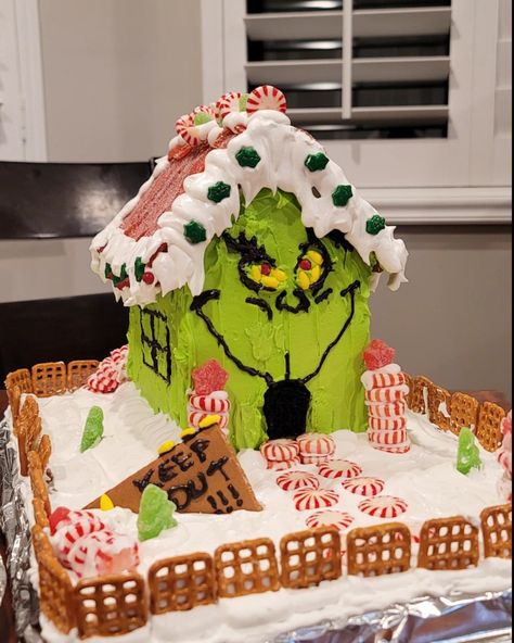 Gingerbread House Ideas Easy Decoration, Gingerbread Grinch House, Ginger Bread Ideas Creative, Gingerbread House Decorations Easy, Ginger Bread House Decoration Ideas, Gramcracker Ginger Bread House Ideas, The Grinch Gingerbread House Ideas, Gingerbread Decorating Contest, Ginger Bread House Theme Ideas