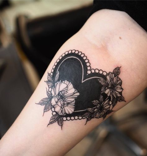 Coverup Wrist Tattoos For Women, Black Heart Tattoos, Wrist Tattoo Cover Up, Bauch Tattoos, Traditional Tattoo Designs, Jewel Tattoo, Flower Tattoo Shoulder, Floral Tattoo Sleeve, Arm Band Tattoo