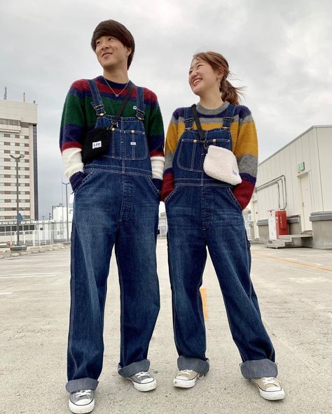 Overalls Outfits, Jumpsuit Jeans, Fashion 2000, Overalls Fashion, Colorful Jacket, Overalls Outfit, Vintage Couples, Couple Poses, Jeans Rock