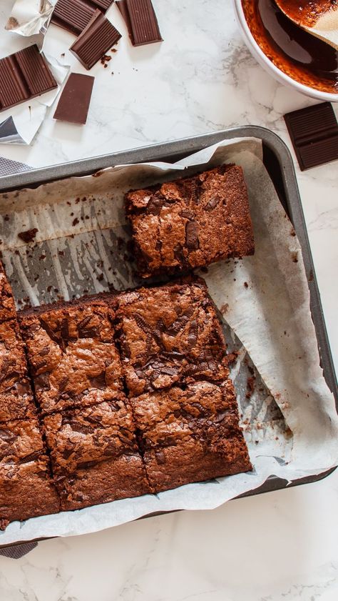 pan of baked brownies resting on a white marble counter top. The pan of brownies has parchment paper lining the inside.  The brownies have dark chocolate chunks. Cannabutter Brownies, Infused Butter Recipe, Bournville Chocolate, Beats Recipe, Cookies Sans Gluten, Cannabutter Recipe, Cannibis Recipes, Chefs Table, Savory Appetizer