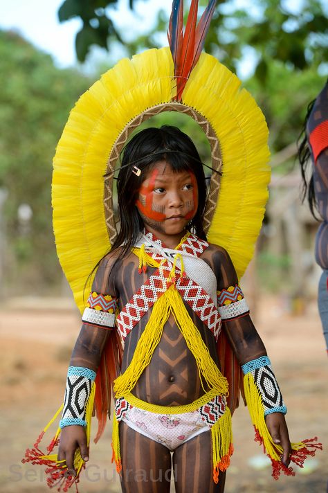 Yanomami Tribe, Amazon People, Brazil People, African History, Folk Costume, Native American Art, People Around The World, Festival Captain Hat, Beautiful People