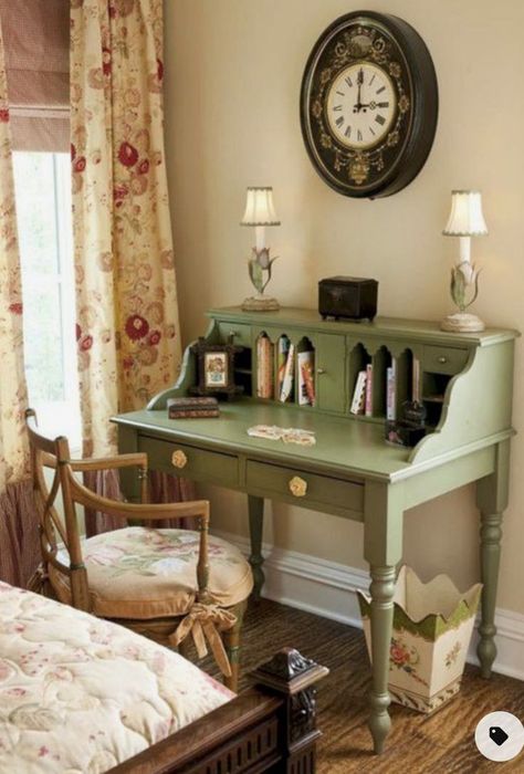 Small Cottage Interiors, Dorms Decor, Cottage Interior Design, Cottagecore Home, Victorian Home Decor, Hemma Diy, Interior Vintage, Diy Casa, Vintage Inspired Decor