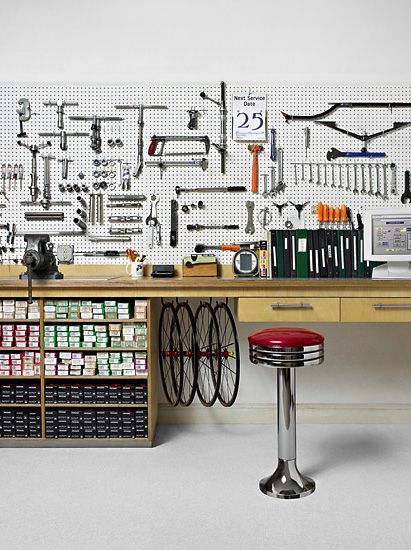 work space Bicycle Garage, Garage Atelier, Garage Bike, Bike Room, Bicycle Store, Bicycle Storage, Bicycle Shop, Bike Tools, Workshop Design