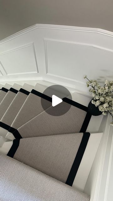 Lucy @homepoppylane on Instagram: "How to fix that awkward bottom step…. 

Stair Runner is The Home Poppy Lane Stair Runner from @floor.street Flooring also @floor.street Desert Oak Herringbone Laminate

 HOMEPOPPYLANE for 10% off your order 🤍 ad code 

#stairrunner #hallwayinspo #stairinspo #herringbonestairrunner #panellinginspo #herringboneflooring #desertoakherringbonelaminate #dessertoakherringbone" Stair Runner With Turn, Stair Carpet Runner Ideas, Landing Decor Upstairs, Stair Runner With Landing, Landing Ideas Upstairs, Hall Stairs And Landing Decor, Stairs And Landing Decor, Carpeted Staircase Ideas, Stairs And Landing Ideas